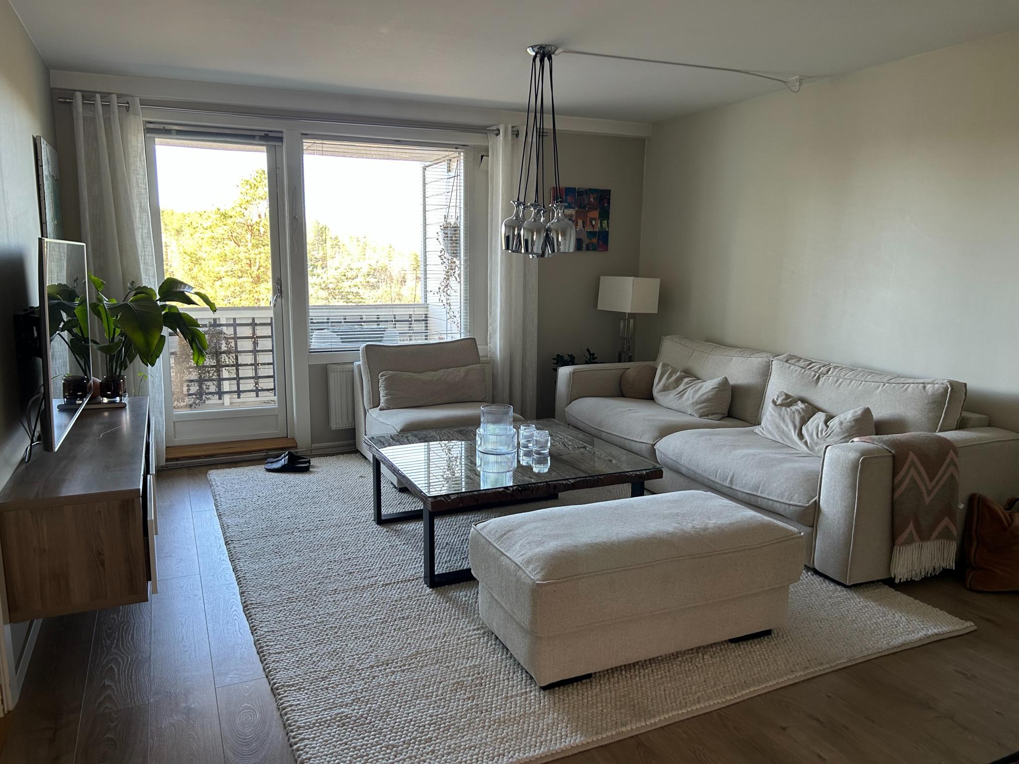 Stor og lys stue med utgang til vestvendt balkong.